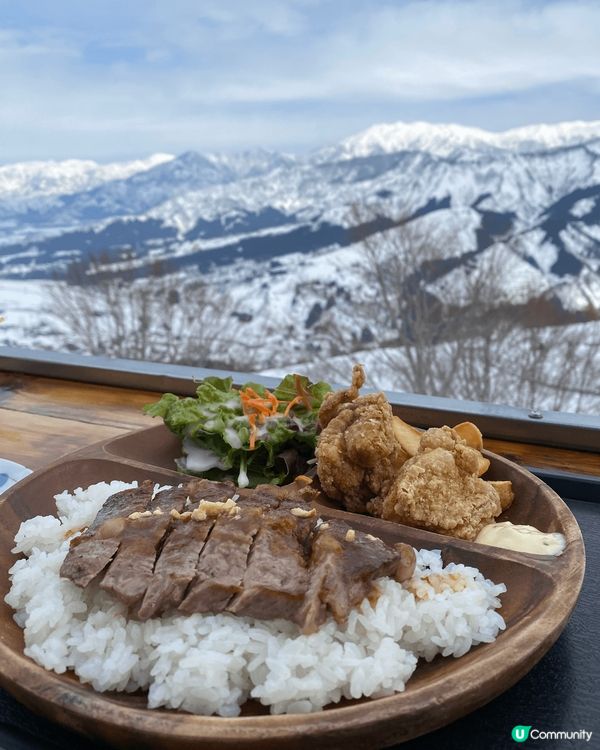 在日本石打丸山滑雪場的餐廳用餐是一個絕佳的體驗，特別是在滑雪...