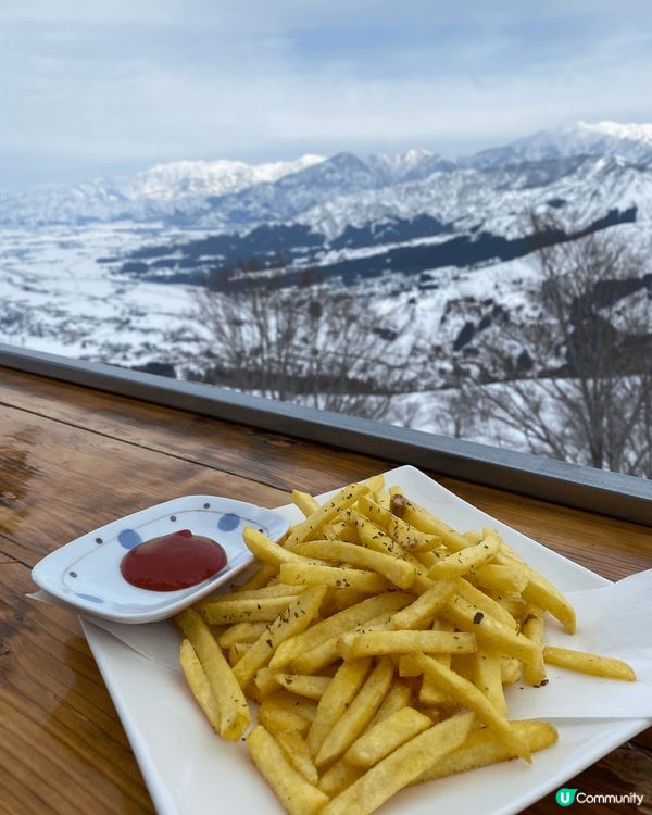 在日本石打丸山滑雪場的餐廳用餐是一個絕佳的體驗，特別是在滑雪...