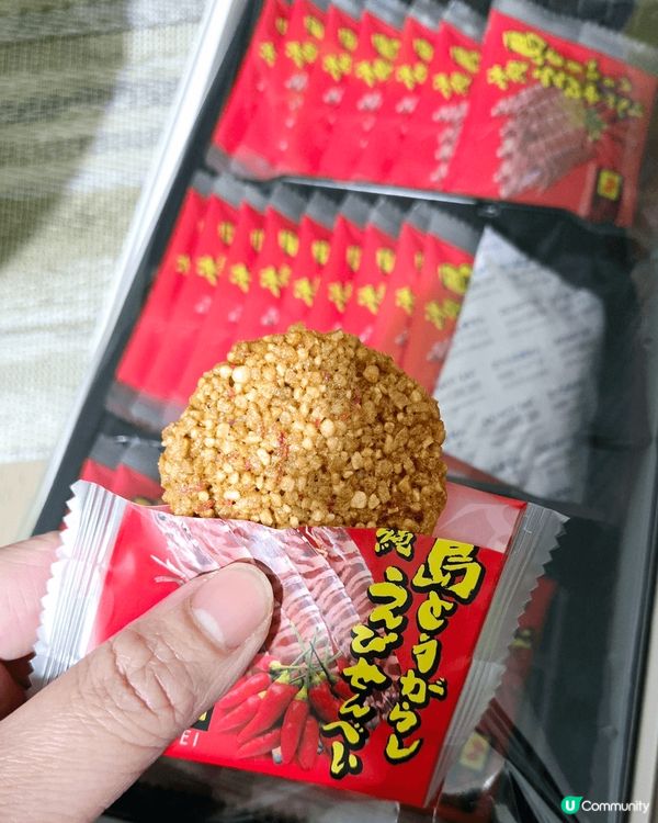 沖繩手信必買：紅辣椒蝦餅，雖然話係紅辣椒，但食落一啲都唔辣，...