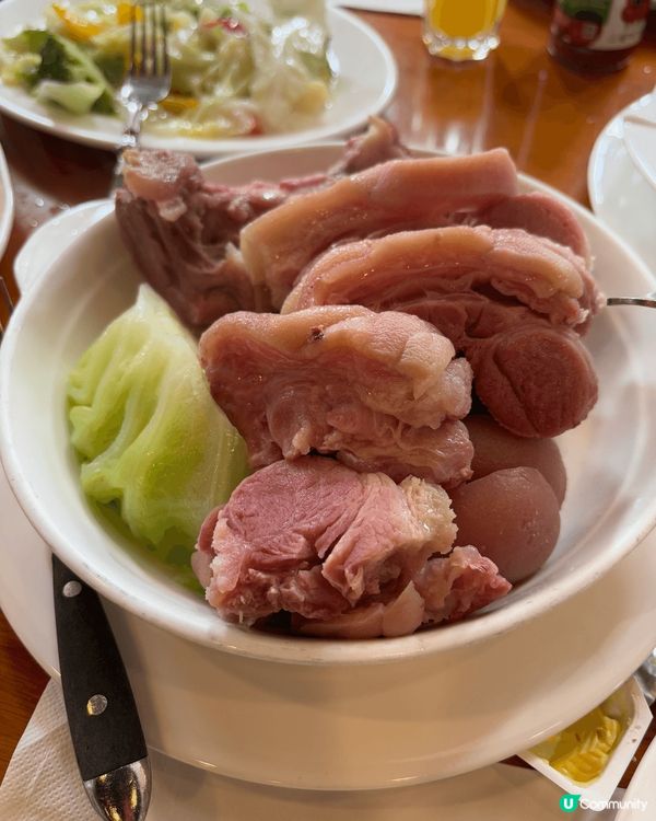 小飛象係澳門一間好出名嘅葡國餐廳，佢位於官也街。佢嘅嘢食係好...