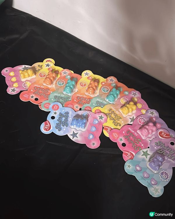 有大阪的錦天滿宮寵物御守，台灣的自製悠遊卡，泰國的熊熊唇膏