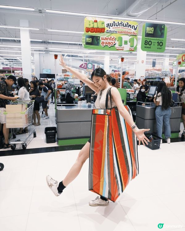 泰國飛機夜市大到行咗五個鐘😍仲有好多懷舊裝飾俾人影相，但就偏...