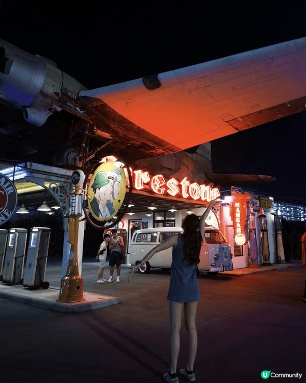 泰國飛機夜市大到行咗五個鐘😍仲有好多懷舊裝飾俾人影相，但就偏...