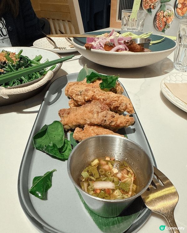 終於試咗呢間泰國菜，特別喜歡咸蛋黃雞翼又香又好味，豬頸肉沙律...