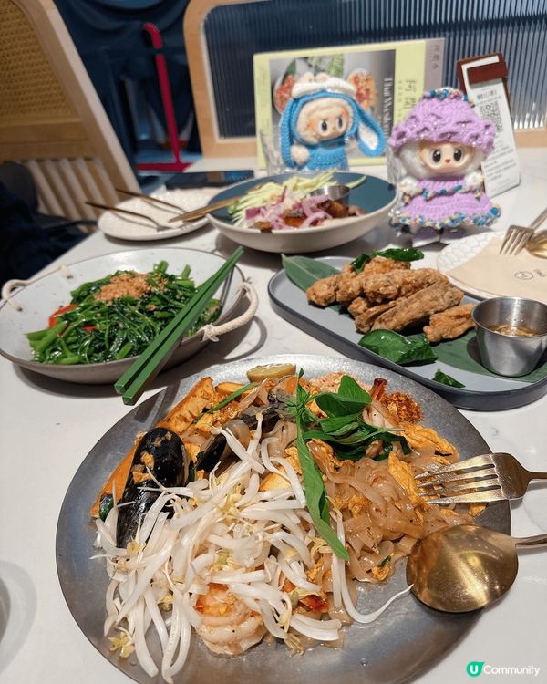 終於試咗呢間泰國菜，特別喜歡咸蛋黃雞翼又香又好味，豬頸肉沙律...