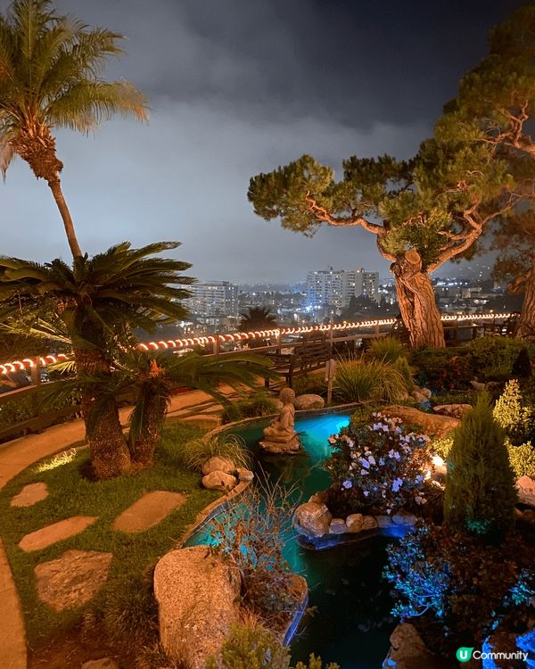 在洛杉磯的Yama Shisha，金色佛像迎接賓客，優雅的花...