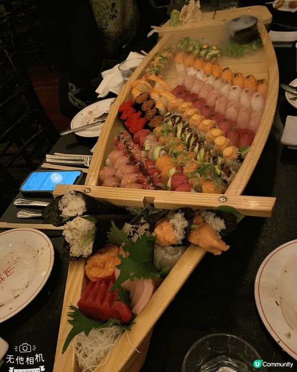 在洛杉磯的Yama Shisha，金色佛像迎接賓客，優雅的花...