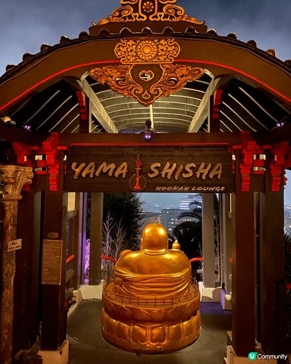 在洛杉磯的Yama Shisha，金色佛像迎接賓客，優雅的花...