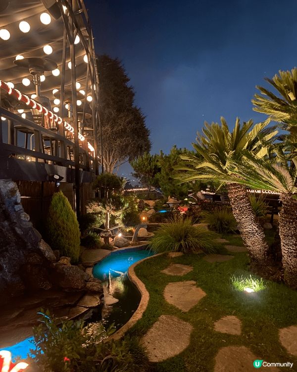 在洛杉磯的Yama Shisha，金色佛像迎接賓客，優雅的花...