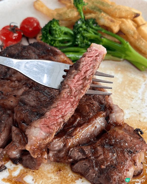 中午時間到中環碼頭一間非常有情調的Watermark 西餐食...