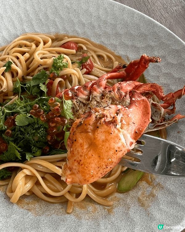 中午時間到中環碼頭一間非常有情調的Watermark 西餐食...