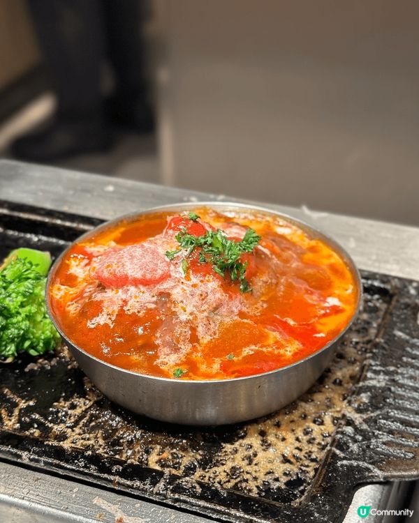 肉肉大米主打食日式牛肉漢堡，店內以開放式廚房製作漢堡，全店都...