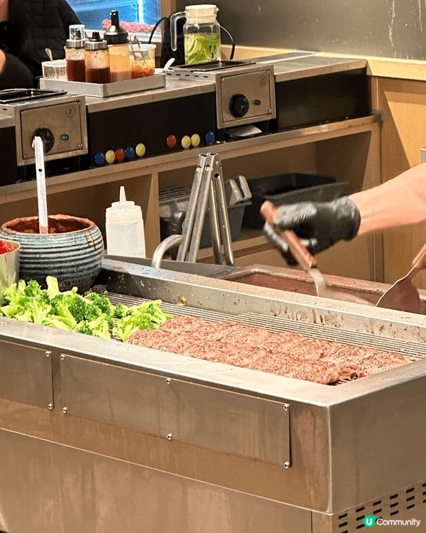 肉肉大米主打食日式牛肉漢堡，店內以開放式廚房製作漢堡，全店都...