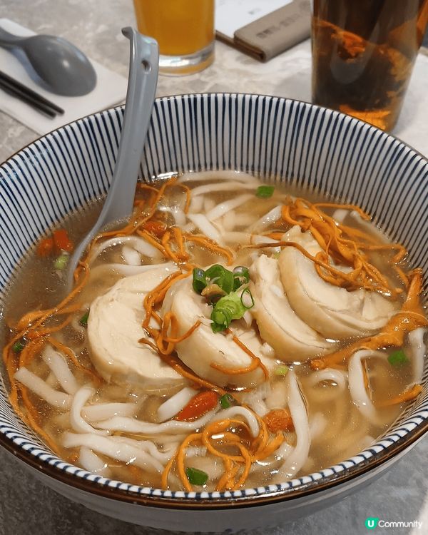 呢間係一間有養生成分既台式餐廳，你可以揀有香酥排骨，肉燥飯，...