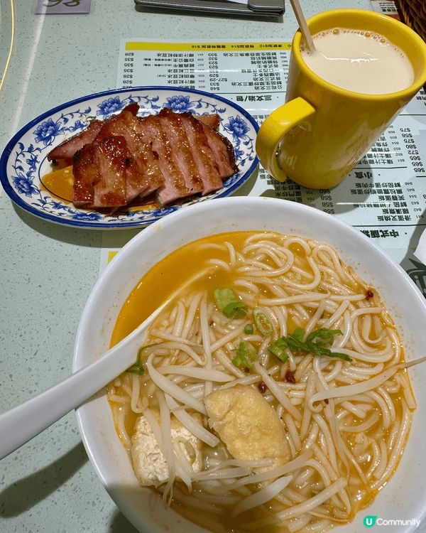 觀塘呢間茶記，門口定入面都感覺好清新，周圍都係檸檬，令胃口大...