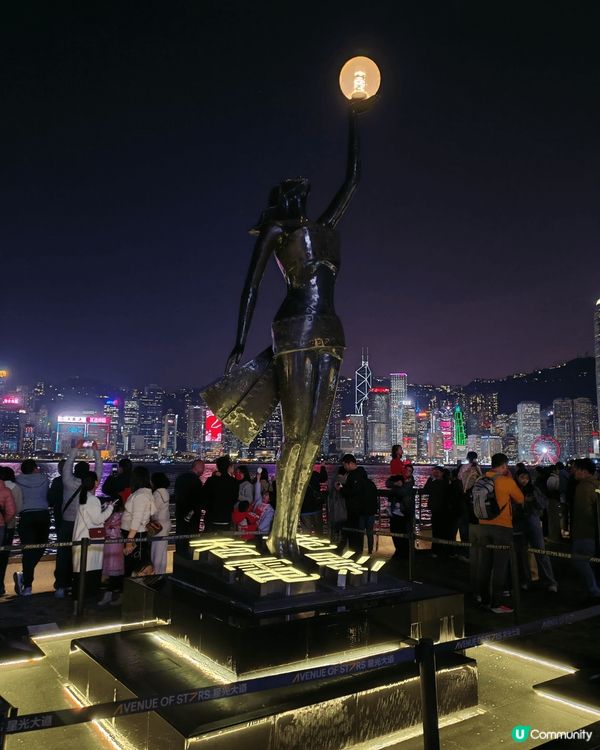 嚟到尖沙咀星光大道，一定要做三件事：**打卡、睇明星手印、睇...