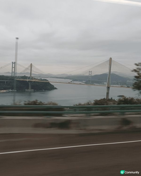 中環交易廣場一期正門前的噴水池，旁邊不遠處，兩個雕塑，仿似埃...