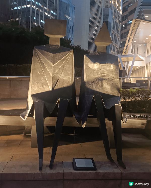 中環交易廣場一期正門前的噴水池，旁邊不遠處，兩個雕塑，仿似埃...