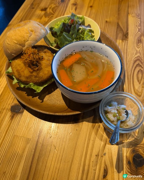 沖繩波上宮附近有間打卡餐廳。主題係海洋、海員。食物都好新鮮鮮...