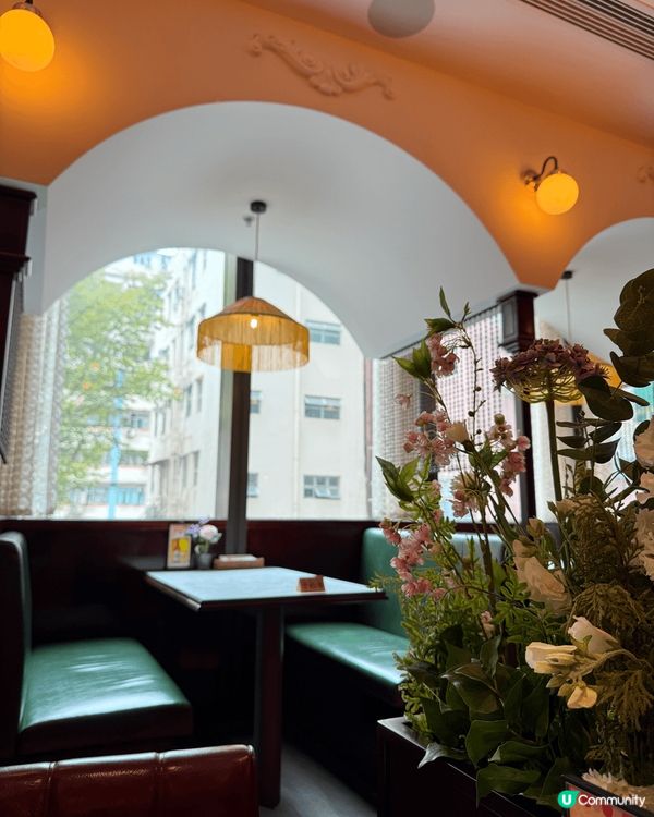 呢間餐廳係位於合和商場入邊主打日式懷舊餐廳，你見無論內外裝修...