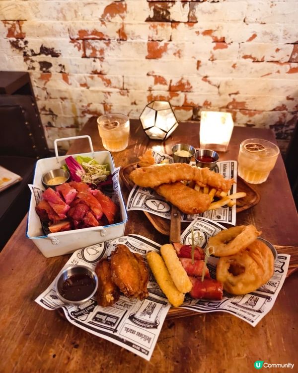 ## 工業風酒吧🍻，德國鹹豬手配醉檸茶！