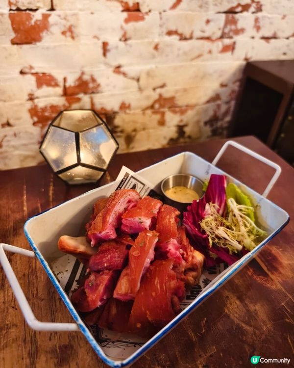 ## 工業風酒吧🍻，德國鹹豬手配醉檸茶！