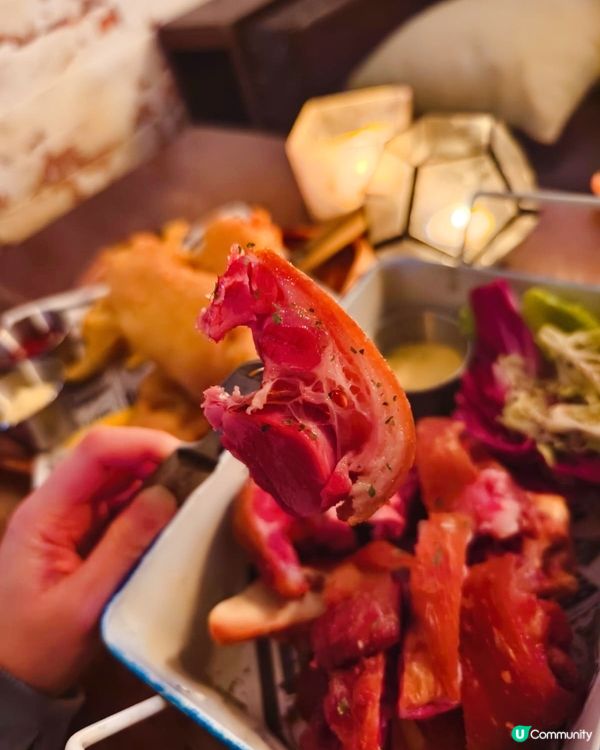 ## 工業風酒吧🍻，德國鹹豬手配醉檸茶！