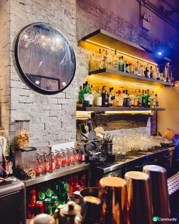 ## 工業風酒吧🍻，德國鹹豬手配醉檸茶！