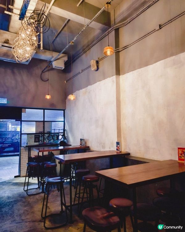 ## 工業風酒吧🍻，德國鹹豬手配醉檸茶！