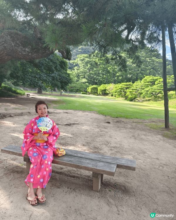 這些照片是我在高松栗林公園穿著浴衣時拍的。栗林公園以深綠色的...