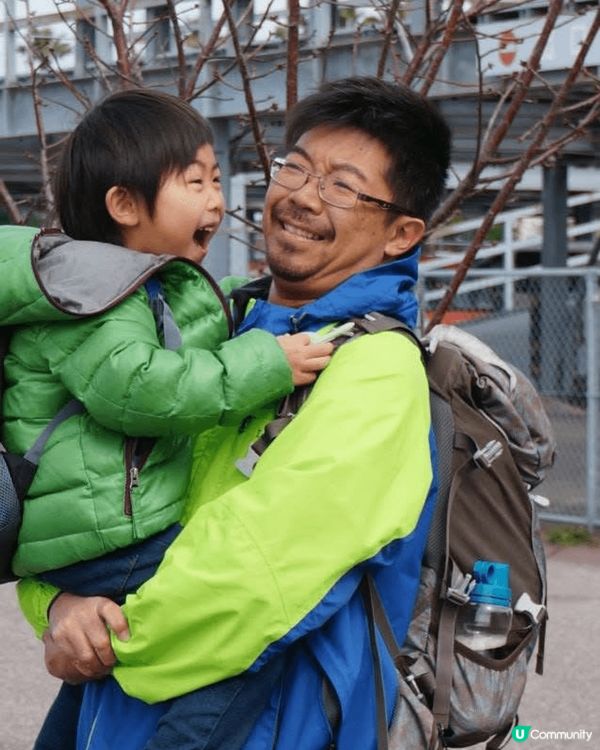 天水圍公園    父子倆在櫻花樹下，重溫10年前的抱抱。10...