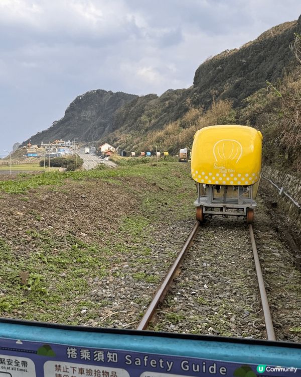 台北深澳鐵道自行車，在八斗子火車站就可以上車嚕！沿海邊踩吹著...