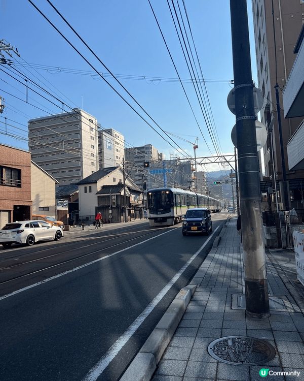 一輛能上斜坡又能走在平路上亦可回到路軌的火車，兩旁保留着傳統...