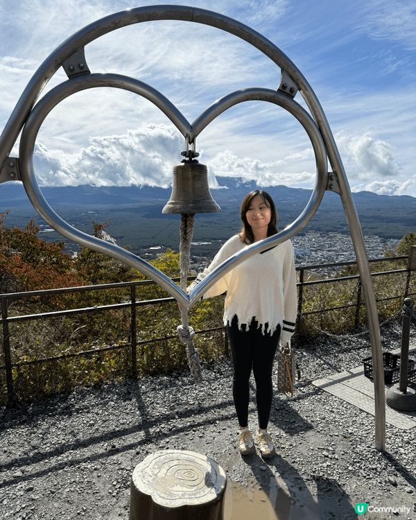 呢度係河口湖嘅天上山公園，要先搭纜車前往，一路盪千秋一路望住...