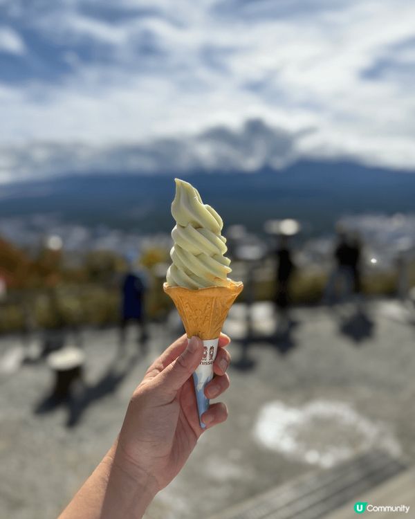 呢度係河口湖嘅天上山公園，要先搭纜車前往，一路盪千秋一路望住...