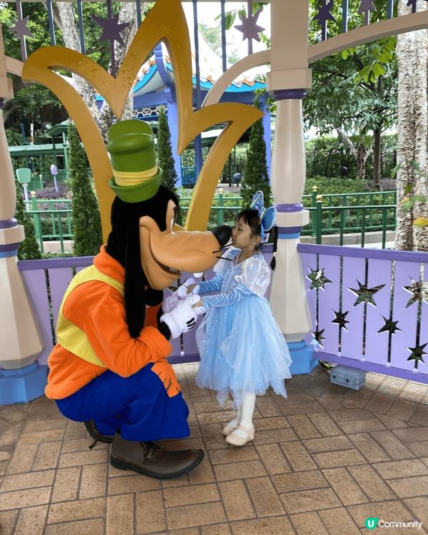 第一次同囡囡嚟香港迪士尼樂園玩，我同囡囡都玩得好開心，囡囡遇...