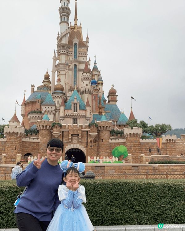 第一次同囡囡嚟香港迪士尼樂園玩，我同囡囡都玩得好開心，囡囡遇...