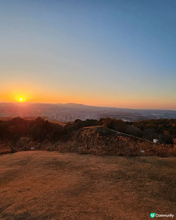 由日光影到日落的打卡相，在奈良的若草山頂，有著芒芒綠草和紅葉...