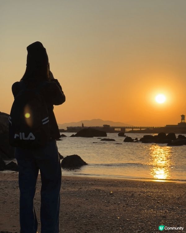 📸黃昏海邊嘅悠閒時光🌅 橙紅色嘅落日餘暉灑落喺平靜如鏡嘅水面...