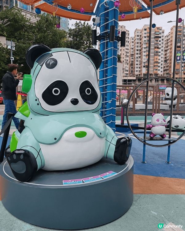 為配合全港喜迎熊貓的歡樂氣氛，市建局在觀塘的「自由空間」設置...