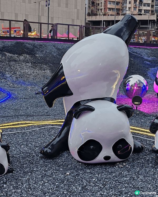 為配合全港喜迎熊貓的歡樂氣氛，市建局在觀塘的「自由空間」設置...