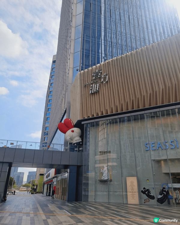 深圳現在到處都是現代化建築，並且四週都有時尚獨特既設計，行得...