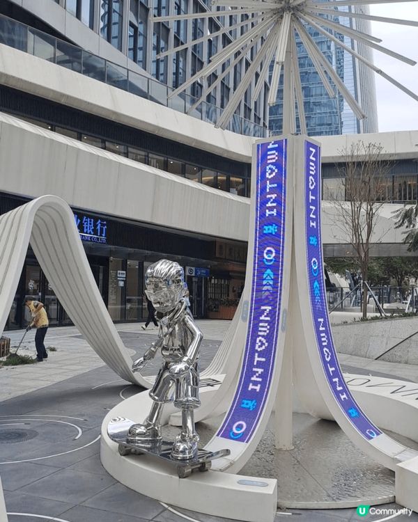 深圳現在到處都是現代化建築，並且四週都有時尚獨特既設計，行得...