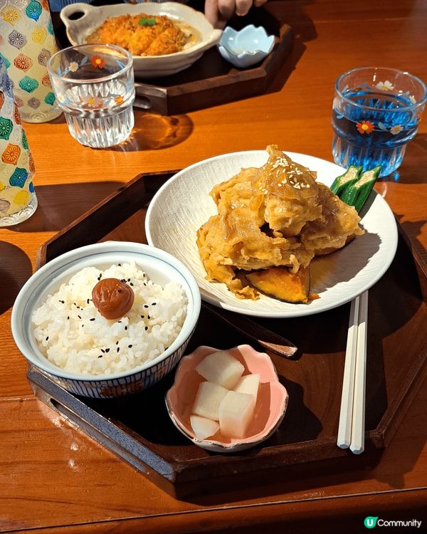 尖沙咀婆婆咖啡屋午餐抵食又好味，蝶豆花整嘅藍色水好得意。