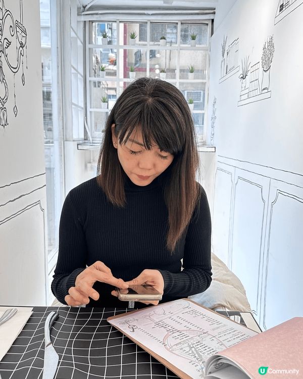 呢間咖啡，裝修簡單，但係非常之優雅，成間店都有好多打卡位