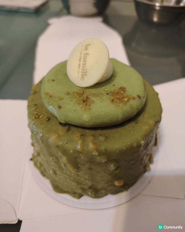 La famille 既開心果蛋糕，70元，細細地，三個人食...