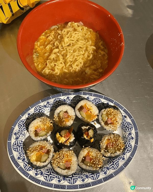 這店由韓國人經營,韓式炸雞,外脆內軟,配上甜酸辣醬,美味可口...