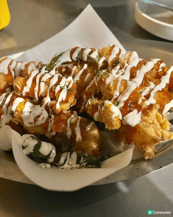 這店由韓國人經營,韓式炸雞,外脆內軟,配上甜酸辣醬,美味可口...