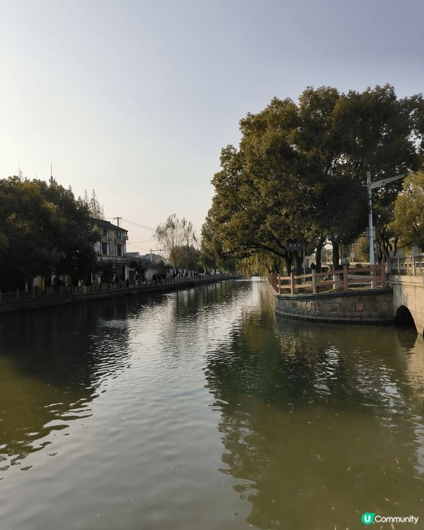 湖景山色，只欠一艘舟以泛舟河上