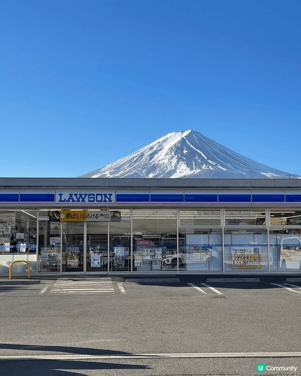位於東京河口湖站 站的建築有特色 幾有風味 背後富士山 很美...